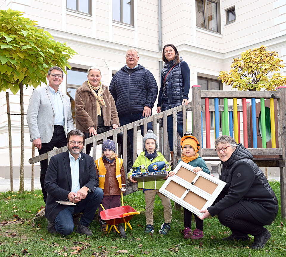 Bgm. Gerhard Lentschig mit Emma, Ferdinand und Jana, GR Claudia Langer (vorne v. l.) sowie LAbg. Franz Linsbauer, StR Maria van Dyck, Reinhard Dittrich (Innenputz & Fassaden) und StA.Dir-Stv. Petra Zach.  Alle Bilder: Gabriele Hohenegger